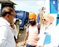 गेट पास नहीं मिलने पर भड़का किसान, जेब से माचिस निकाल बोला- यहीं आग लगाऊंगा